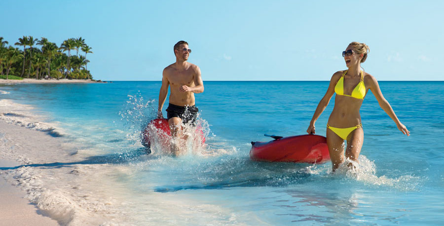 Couple_PaddleBoards_4A_activities_900x459